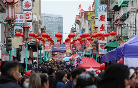 2023年1月15日，人們?cè)诿绹?guó)舊金山唐人街的迎春街會(huì)上游覽、購(gòu)物。當(dāng)日，為期兩天的迎春街會(huì)在美國(guó)舊金山唐人街閉幕，活動(dòng)吸引了大批市民和游客。新華社發(fā)