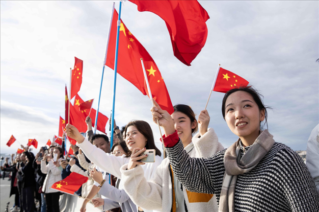 △當(dāng)?shù)貢r(shí)間11月14日，華僑華人和中國(guó)留學(xué)生代表在沿途街道，熱烈歡迎習(xí)近平主席到訪。