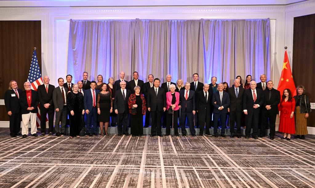 當(dāng)?shù)貢r(shí)間11月15日晚，國(guó)家主席習(xí)近平在美國(guó)舊金山出席美國(guó)友好團(tuán)體聯(lián)合舉行的歡迎宴會(huì)。這是宴會(huì)開(kāi)始前，習(xí)近平會(huì)見(jiàn)飛虎隊(duì)和史迪威將軍后人、鼓嶺、艾奧瓦州、華盛頓州等方面友好人士代表，同他們親切交談并合影留念。