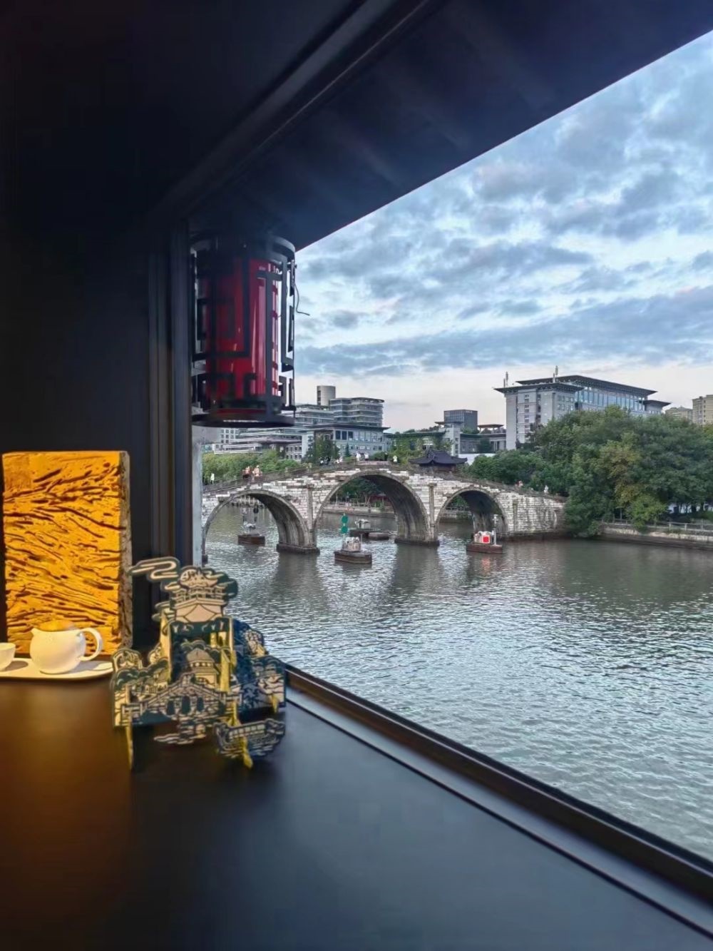 文創(chuàng)產(chǎn)品與拱宸橋。（受訪者供圖）