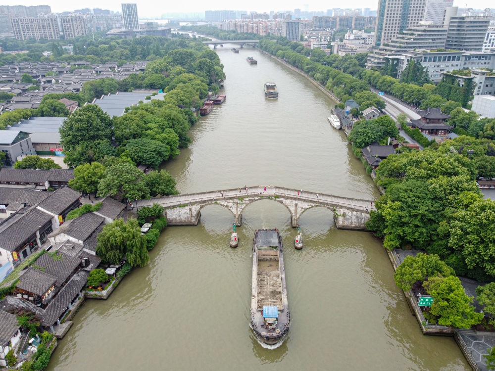 2022年5月27日，貨船通過京杭大運(yùn)河杭州段拱宸橋。（新華社記者江漢 攝）
