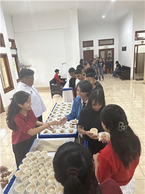 學(xué)生們品嘗中華美食湯圓和燒賣。主辦方供圖