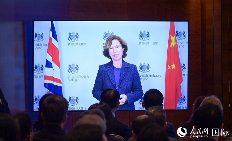 英國(guó)駐華大使吳若蘭發(fā)表視頻主旨演講。人民網(wǎng) 郭錦標(biāo) 攝