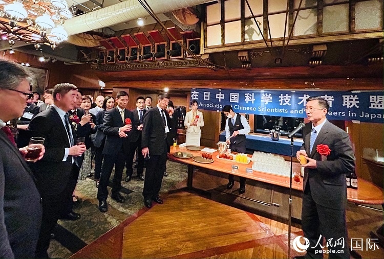 中國駐日本大使館教育處公使銜參贊杜柯偉在紀念酒會上致祝酒詞。人民網(wǎng) 許可攝