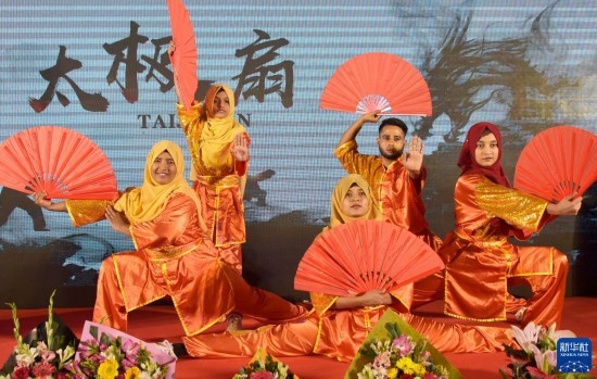 11月22日，在孟加拉國達(dá)卡，學(xué)生在孔子課堂揭牌儀式上表演。新華社發(fā)（薩利姆攝）