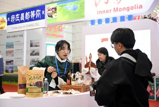 11月23日，參展商和參觀者在國(guó)家會(huì)展中心（天津）國(guó)內(nèi)省市合作交流展區(qū)交流。新華社記者 趙子碩 攝