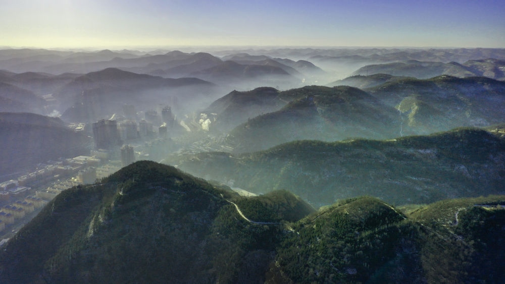 陜西省延安市吳起縣的山山峁峁被茂密的山林覆蓋（2021年12月20日攝，無人機(jī)照片）。新華社記者 陶明 攝