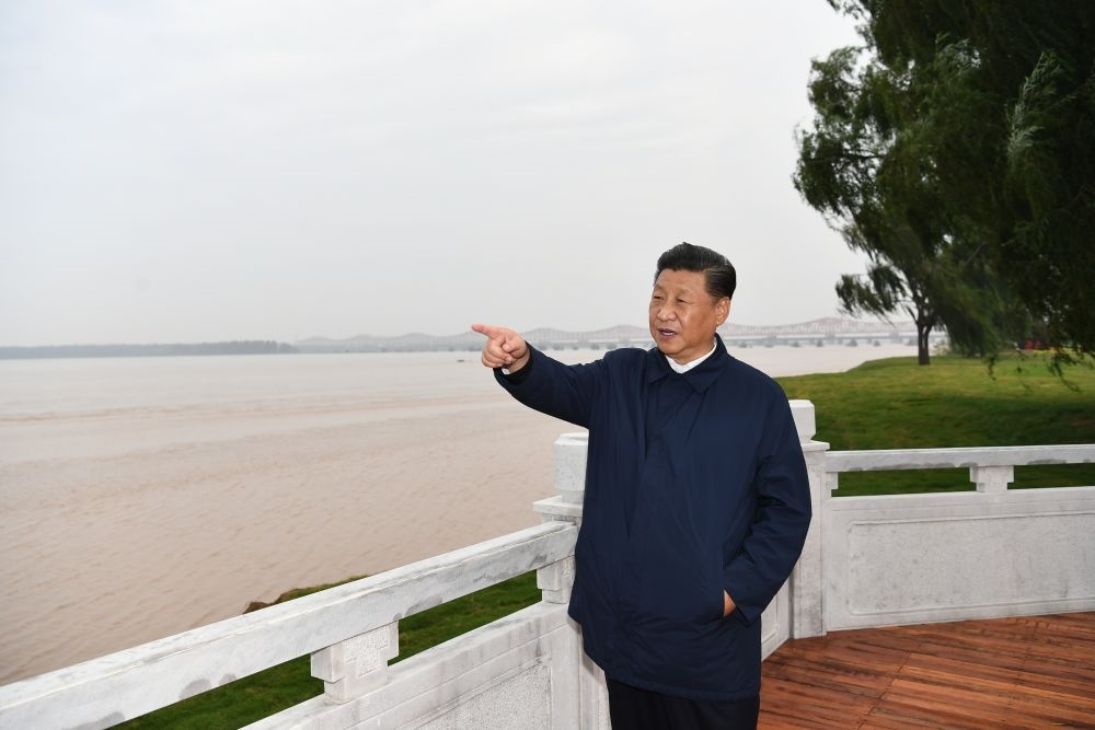 2019年9月16日至18日，中共中央總書記、國家主席、中央軍委主席習(xí)近平在河南考察。這是17日下午，習(xí)近平在鄭州黃河國家地質(zhì)公園，眺望黃河鄭州段。新華社記者 謝環(huán)馳 攝