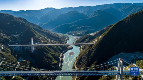 11月25日拍攝的麗香鐵路金沙江特大橋（前），遠(yuǎn)處是麗香高速特大橋（無人機(jī)照片）。