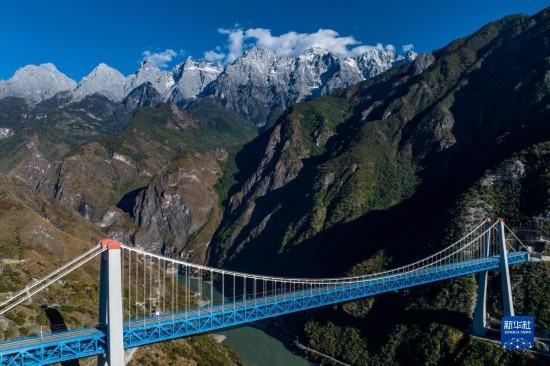 11月25日拍攝的麗香鐵路金沙江特大橋（無人機(jī)照片）。