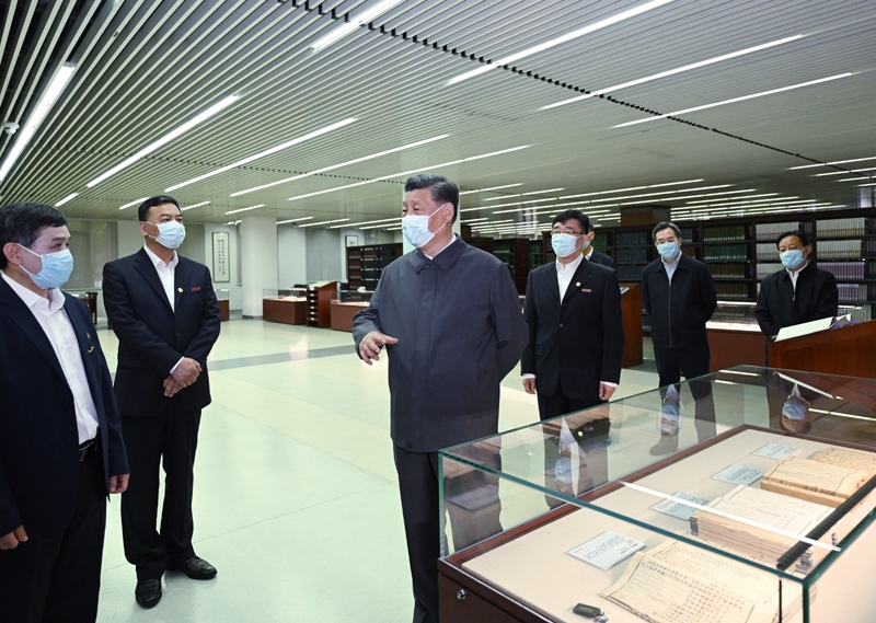 2022年4月25日，習(xí)近平來到中國(guó)人民大學(xué)考察調(diào)研。這是他在圖書館考察。