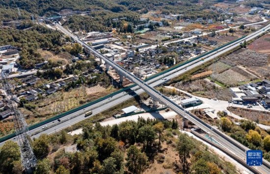11月25日在麗江市境內(nèi)拍攝的即將開通的麗香鐵路（無人機(jī)照片）。