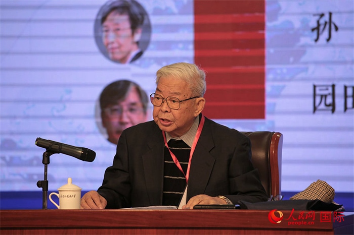 北京外國(guó)語(yǔ)大學(xué)北京日本學(xué)研究中心原主任嚴(yán)安生發(fā)表主旨演講。人民網(wǎng)記者 張麗婭攝