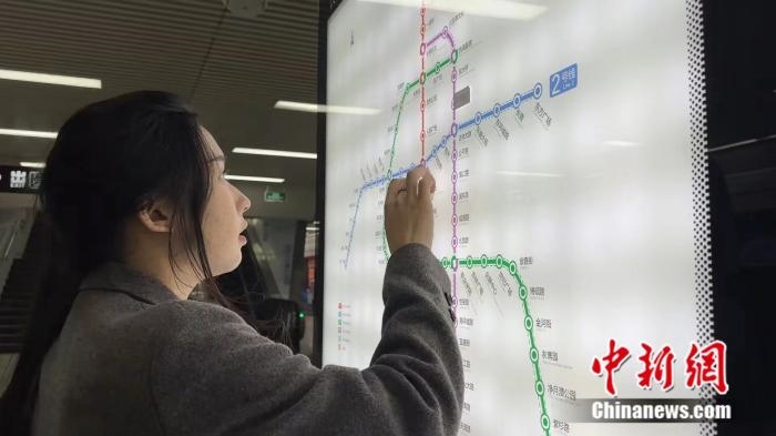 李佳夢(mèng)正在坐地鐵。呂盛楠 攝