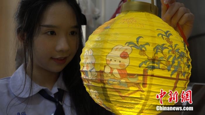 李佳夢(mèng)正在做兔子花燈。呂盛楠 攝