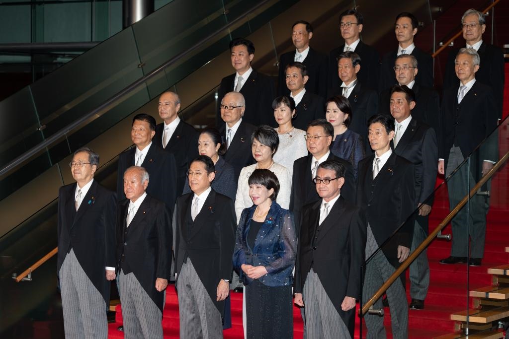 9月13日，日本首相岸田文雄（前排中）在東京的首相官邸率閣僚合影。新華社記者張笑宇攝