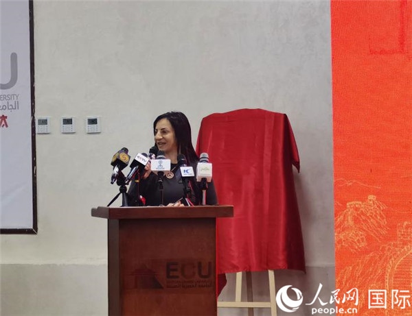 埃及中國(guó)大學(xué)副董事長(zhǎng)索娜塔致辭。人民網(wǎng)記者 沈小曉攝
