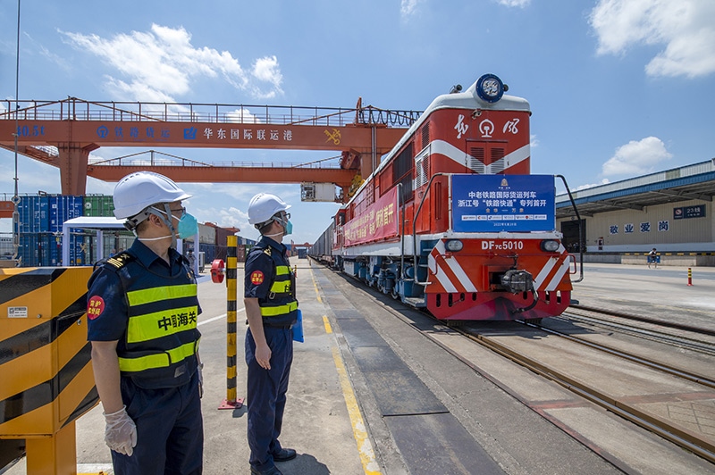2022年6月29日，浙江金華，中老鐵路國(guó)際貨運(yùn)列車浙江號(hào)“鐵路快通”首趟專列經(jīng)海關(guān)監(jiān)管后，從金華南站鳴笛啟程，經(jīng)磨憨口岸駛向老撾萬(wàn)象。