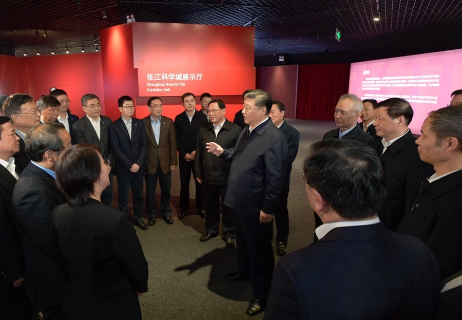 2018年11月6日，習(xí)近平在上海張江科學(xué)城展示廳考察時(shí)，同在場(chǎng)的科技工作者親切交談。