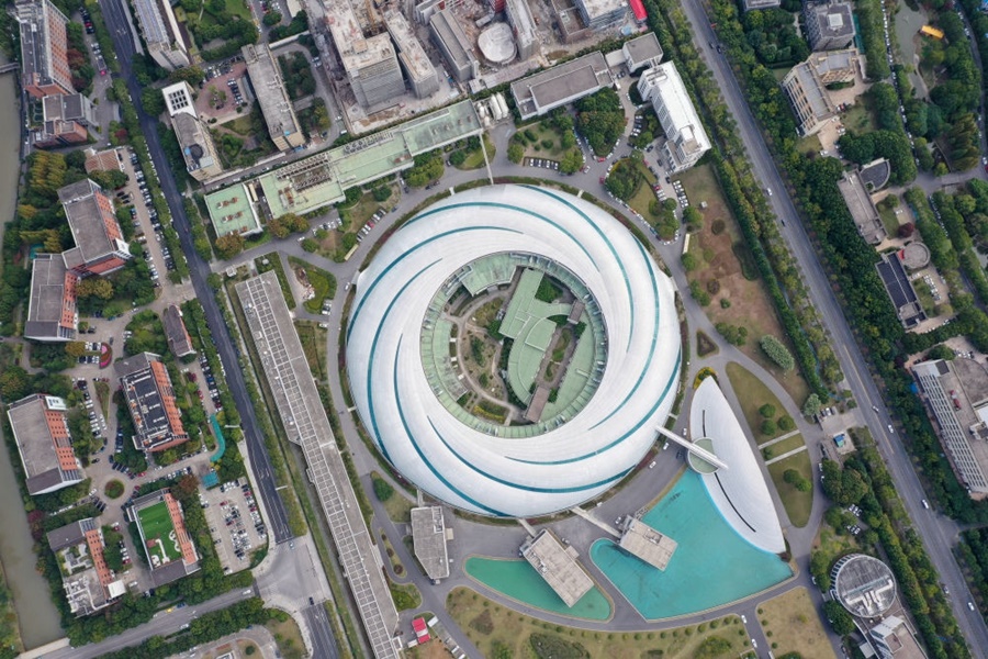 位于上海張江科學(xué)城的國(guó)家大科學(xué)裝置上海光源（2020年10月26日攝，無(wú)人機(jī)照片）。