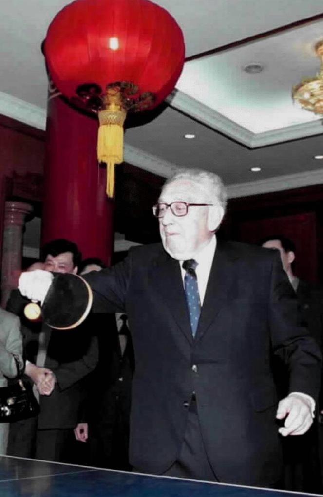 2001年3月18日，基辛格在中國人民對外友好協(xié)會紀念中美“乒乓外交”30周年的招待會開始前揮拍助興。新華社發(fā)