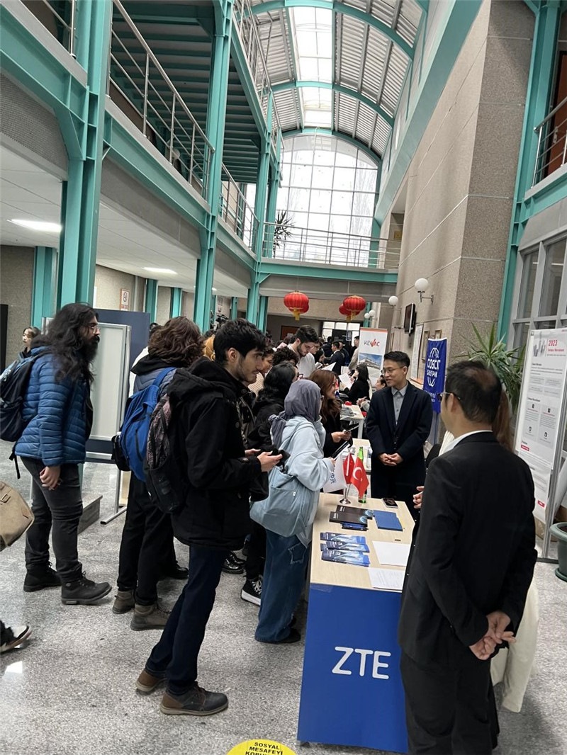 土耳其大學(xué)生在中企展臺(tái)交流。主辦方供圖
