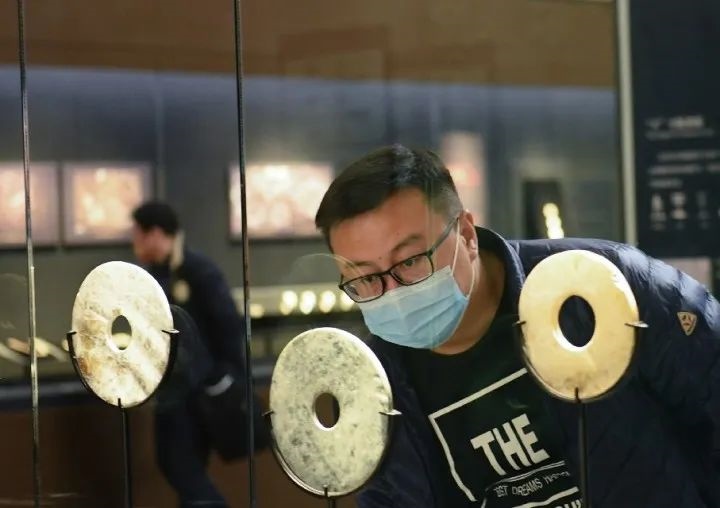 游客在良渚博物院觀(guān)看玉璧。新華社記者 翁忻旸 攝