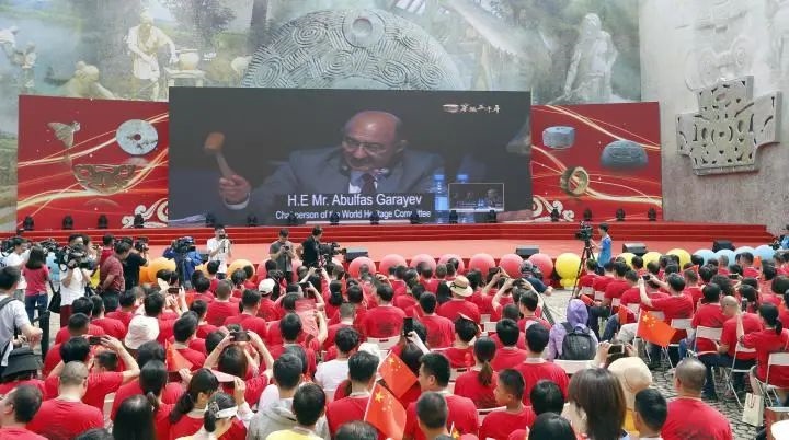 2019年7月6日，杭州市民揮舞國(guó)旗慶祝良渚古城遺址獲準(zhǔn)列入世界遺產(chǎn)名錄。記者 吳煌 倪雁強(qiáng) 攝