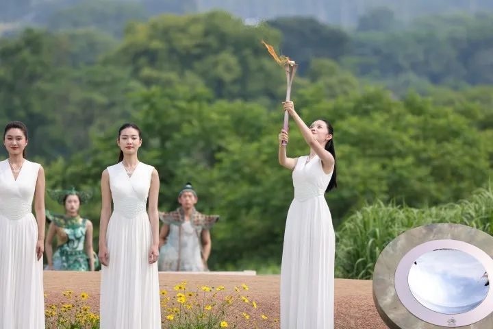 杭州亞運(yùn)會(huì)火種在良渚成功采集。記者 呂之遙 攝