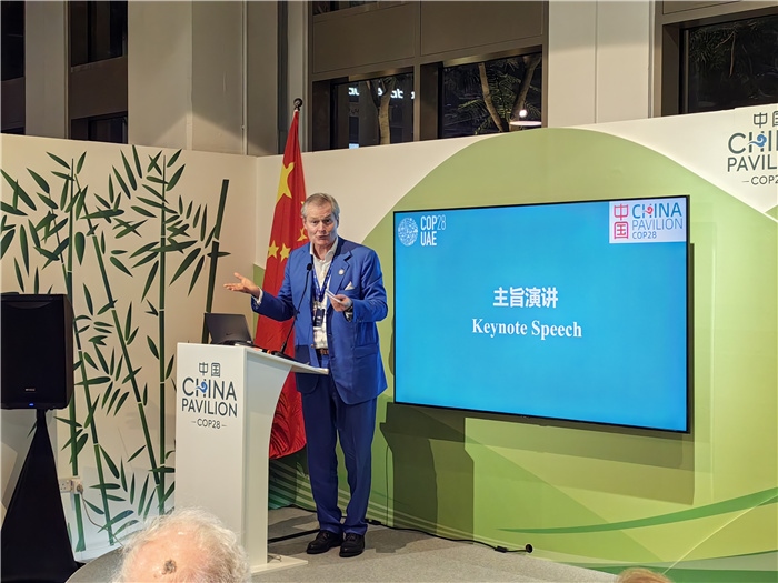意大利都靈理工大學終身教授岡特·鮑利發(fā)言。COP28中國角供圖