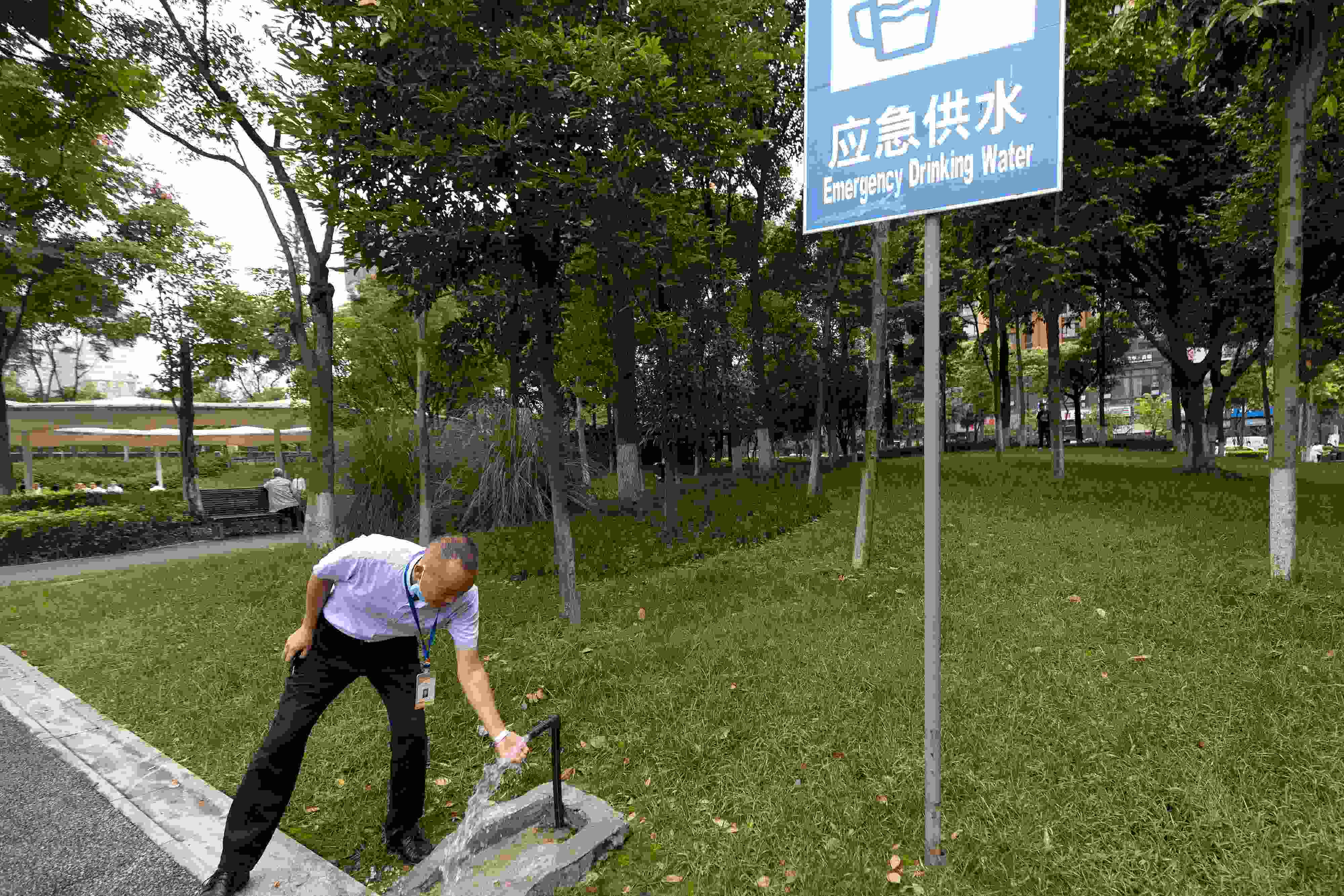 位于成都高新區(qū)天府二街與天府三街之間的大源中央公園，應急供水設(shè)施標識醒目。