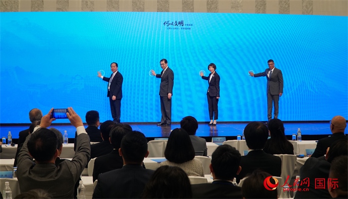 嘉賓共同啟動“何以文明”日本特展體驗暨2024年總臺春晚宣介區(qū)。人民網(wǎng) 蔣曉辰攝