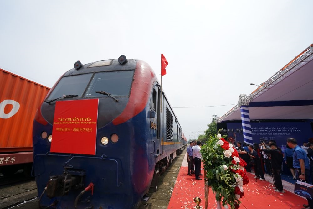 這是2023年8月2日在越南河內(nèi)安員車站拍攝的首列“燕趙號(hào)”中越班列。新華社記者 胡佳麗 攝
