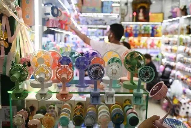 △近期，客商在浙江義烏國(guó)際商貿(mào)城采購(gòu)商品。