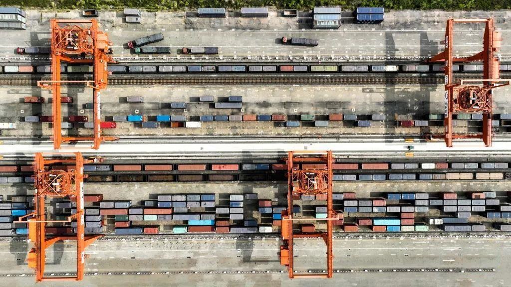 △2023年11月12日，火車在廣西欽州港碼頭裝運(yùn)集裝箱。