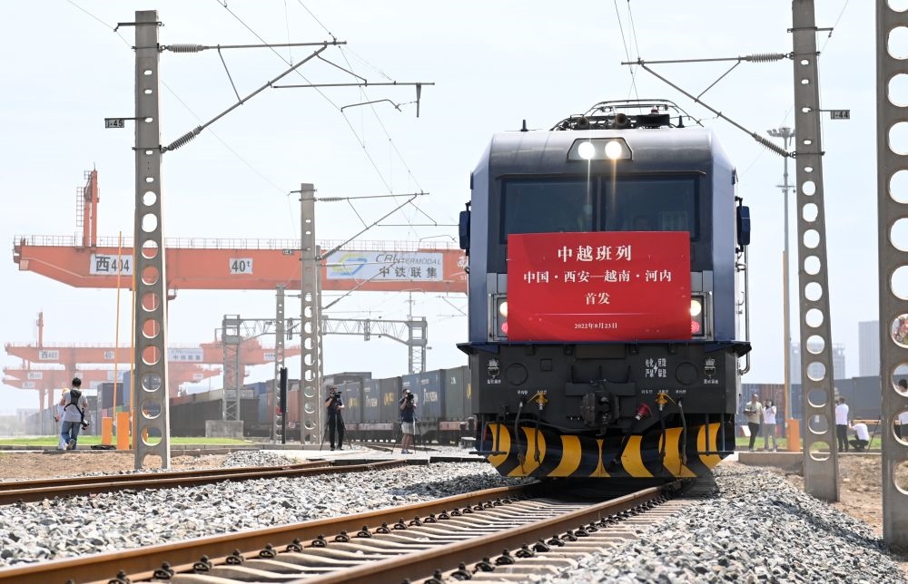 2022年8月23日，陜西首趟中越國(guó)際貨運(yùn)班列由西安國(guó)際港站駛出開往越南河內(nèi)。新華社記者 李一博 攝