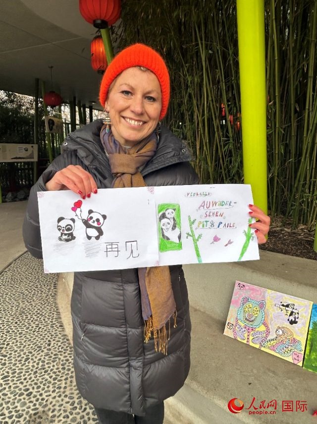桑德拉和德國(guó)小朋友們的作品。右圖寫著“祝福好運(yùn)，再見 Pit和Paule（“夢(mèng)想”“夢(mèng)圓”的德語名字）”。人民網(wǎng)記者 徐馨攝