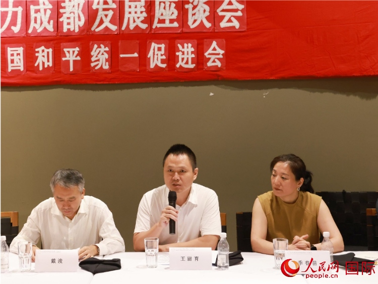 中國(guó)駐里約總領(lǐng)館副總領(lǐng)事王尉育（中）在座談會(huì)中致辭。人民網(wǎng)記者 陳海琪攝