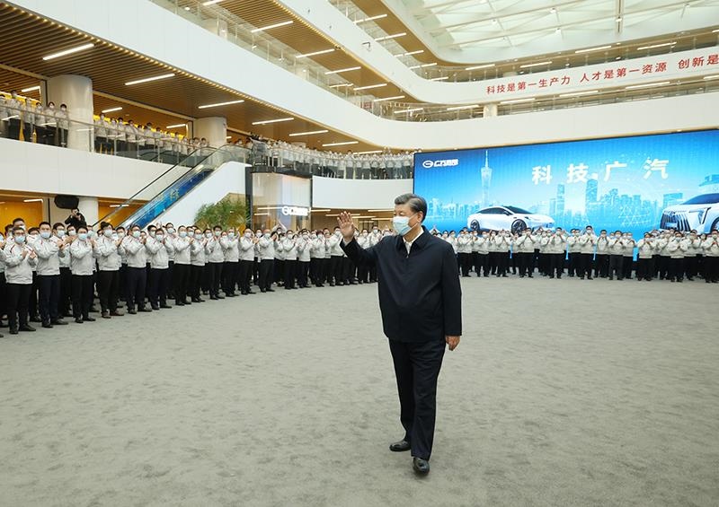 △2023年4月12日，習(xí)近平總書記在廣東廣汽研究院向職工們揮手致意。