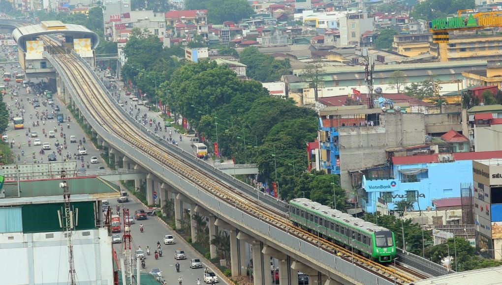 2021年11月6日，列車在越南首都河內(nèi)吉靈-河?xùn)|輕軌線上行駛。中企承建的越南首條城市輕軌項(xiàng)目交接儀式當(dāng)日在河內(nèi)舉行，標(biāo)志著該項(xiàng)目投入運(yùn)行。新華社/越通社