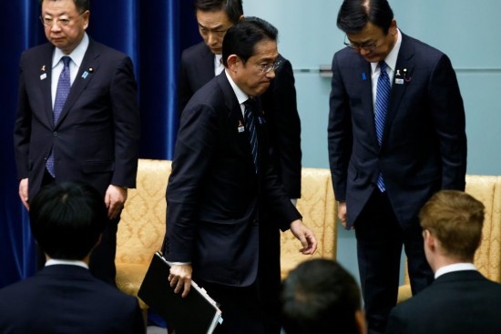  11月2日，在日本東京首相官邸，日本首相岸田文雄在新聞發(fā)布會(huì)后離開會(huì)場(chǎng)。新華社發(fā)（Pool圖片，太田潔攝）