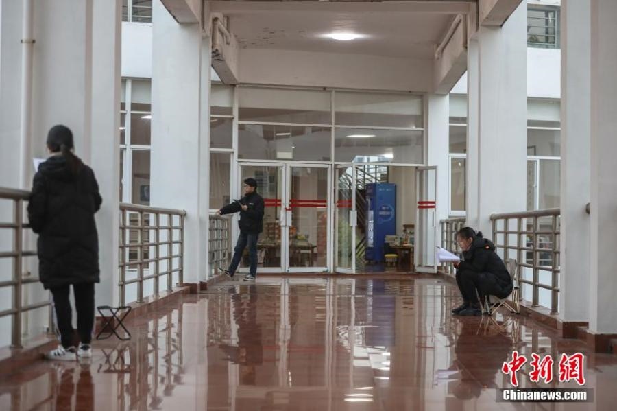 資料圖：幾位考研學(xué)生在南昌大學(xué)教學(xué)樓的天橋上復(fù)習(xí)備考。劉力鑫 攝