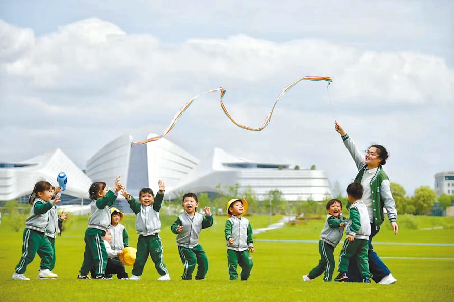  童心飛揚(yáng) 在浙江衢州市智慧新城草坪公園，一名幼兒園老師揮舞彩帶，與孩子們一起玩耍。衢州市柯城區(qū)將兒童友好理念融入城區(qū)整體規(guī)劃，努力為兒童成長創(chuàng)造更好的發(fā)展環(huán)境，提升兒童和家庭的獲得感、幸福感、安全感。 衢州市柯城區(qū)某幼兒園哥倫比亞籍教師 莉莉安娜·雷斯特雷波·埃斯皮諾薩攝 “我和家人都很喜歡在衢州生活，這是一座兒童友好城市，有很多兒童營地和戶外活動(dòng)場所。我看到孩子們?cè)谟變簣@、戶外非?？鞓返赝嫠＃阌孟鄼C(jī)記錄下這美好時(shí)刻?！? /></p> <p style=
