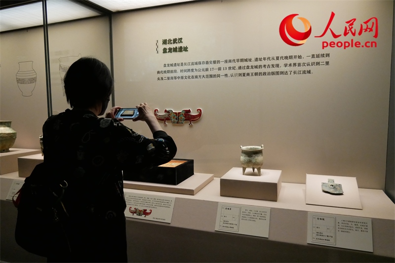 今年9月，觀眾正在參觀“鑒往知遠(yuǎn)——新時(shí)代考古成果展”。人民網(wǎng)記者 韋衍行攝