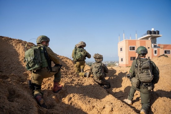 這張以色列國防軍12月10日發(fā)布的照片顯示，以軍地面部隊在加沙地帶進(jìn)行軍事行動。新華社發(fā)