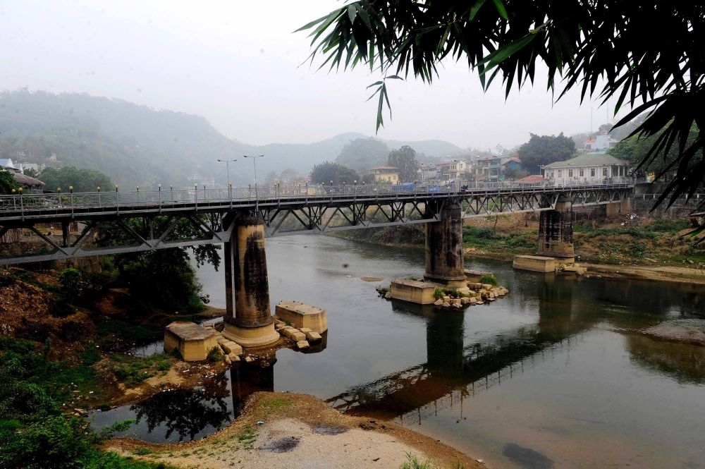 這是滇越鐵路連接中越兩國(guó)的中越鐵路大橋，橋的對(duì)岸是越南老街?。?010年3月20日攝）。