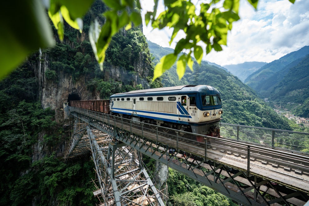 進(jìn)行人字橋橋梁檢測(cè)的米軌列車通過人字橋（2023年9月6日攝）。