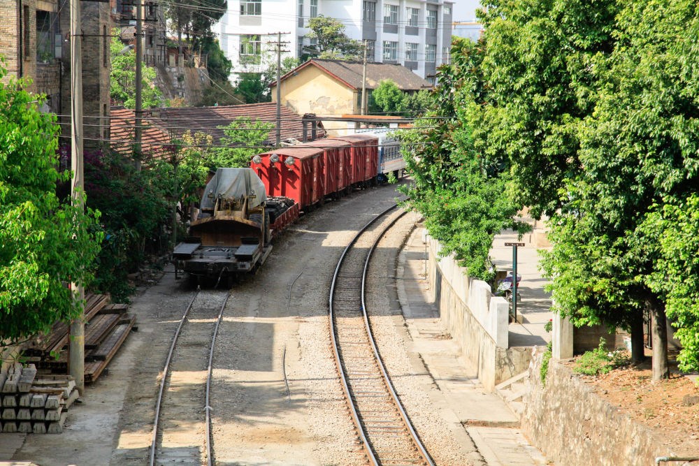 滇越鐵路宜良段的鐵軌與貨車（2013年3月26日攝）。