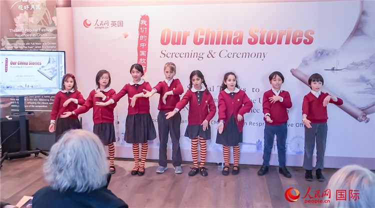 肯辛頓韋德預(yù)備學(xué)校小學(xué)生表演。人民網(wǎng) 郭錦標(biāo)攝