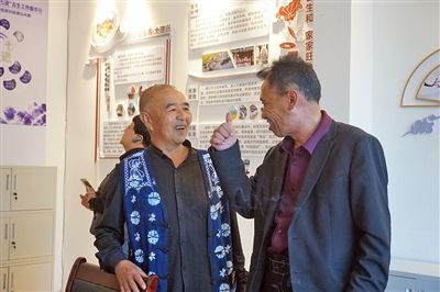  在大理州古生村訴訟服務站內，全國人大代表樊九平為“阿鵬調解員”點贊。